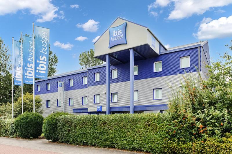 un edificio azul con un cartel encima en ibis budget Hannover Messe en Hannover