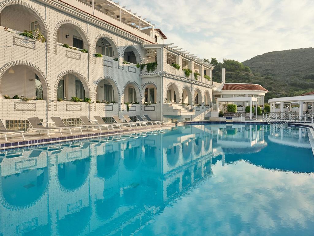 uma piscina em frente a um edifício em Meandros Boutique & Spa Hotel - Adults Only em Kalamaki