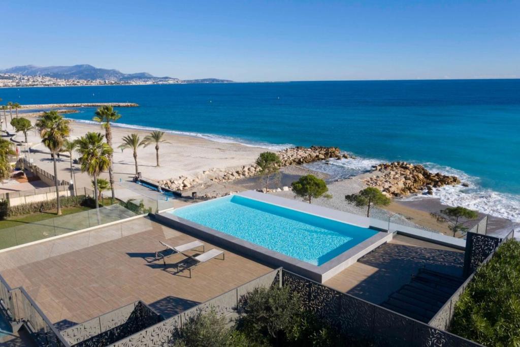 una imagen de una piscina junto a una playa en 06AH - Superb waterfront T2 - swimming pool, en Villeneuve-Loubet