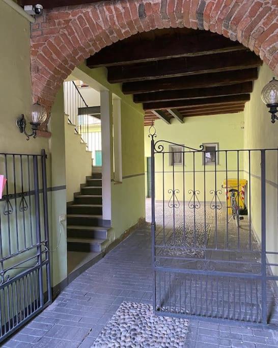 una entrada a un edificio con una puerta y escaleras en Piccinardihouse - appartamento Crema centro storico, en Crema