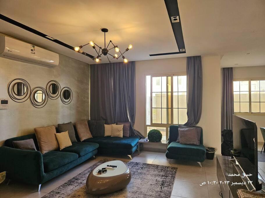 - un salon avec un canapé et une table dans l'établissement حي الامواج العزيزية, à Raʼs Munaysif