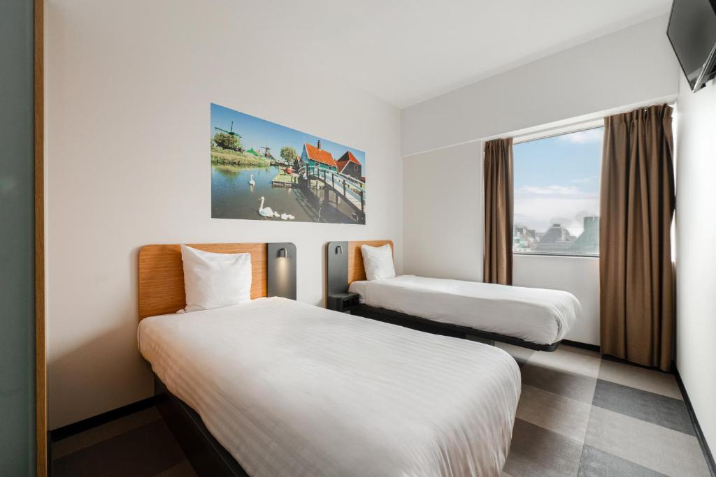 ザーンダムにあるイージーホテル アムステルダム ザーンダムのベッド2台と窓が備わるホテルルームです。