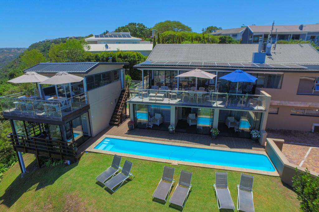 una vista aérea de una casa con piscina en Belle Vue Ridge BnB,, en Plettenberg Bay