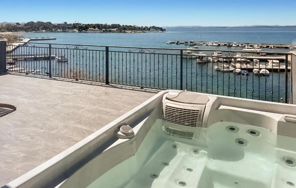 balcone con vasca e vista sull'acqua di Amazing Apartment In Petrcane With Wifi a Petrcane