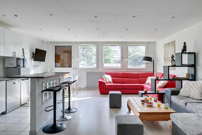 パリにある236 Home Rome Conceptのリビングルーム(赤いソファ、テーブル付)