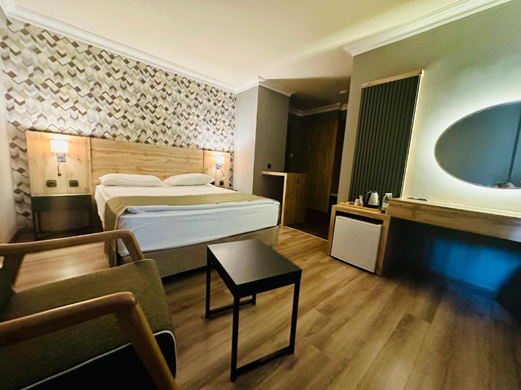 Postel nebo postele na pokoji v ubytování Laodikya Hotel