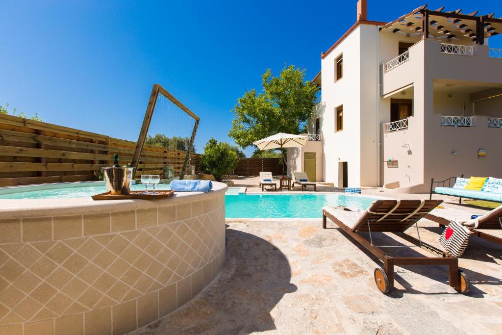 Basen w obiekcie Aestas Residence, Refined Summer Retreat with Pool, By ThinkVilla lub w pobliżu