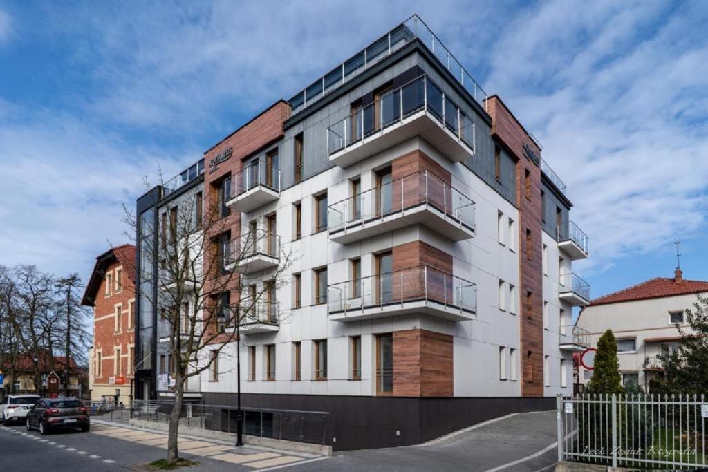 um edifício branco alto no lado de uma rua em Aquarius Baltico Apartment em Ustka