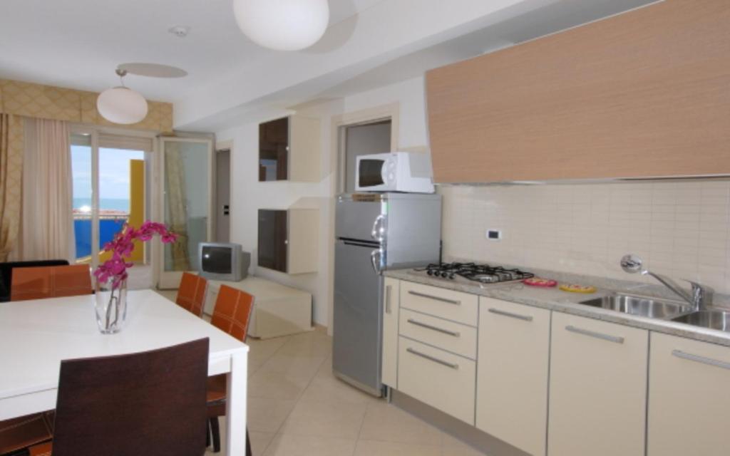 eine Küche mit einer Spüle und einer Arbeitsplatte in der Unterkunft Relaxing sea view flat with hydro-massage in Bibione