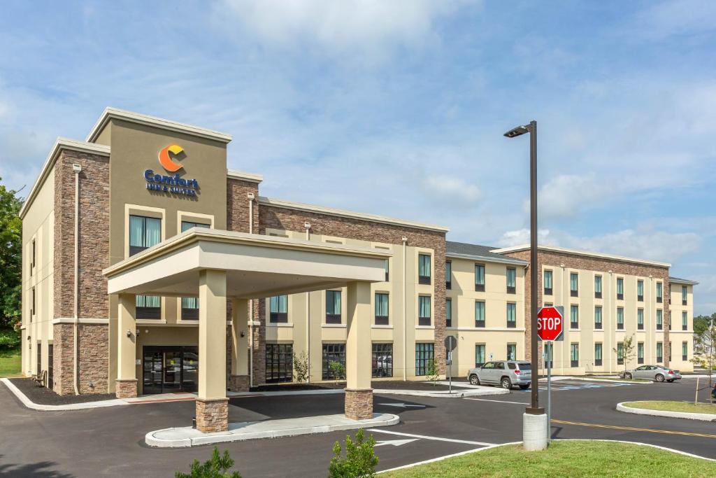 a front view of a hotel with a stop sign at Comfort Inn & Suites in Gap