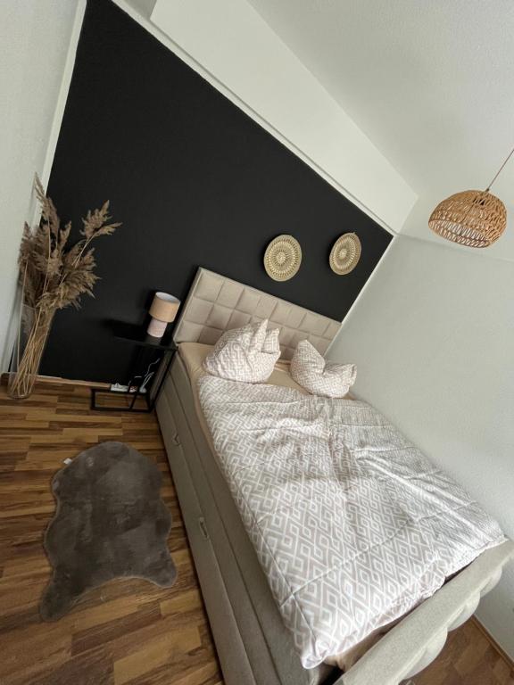 1 cama con 2 almohadas en una habitación en Fewo Living Home, en Magdeburgo