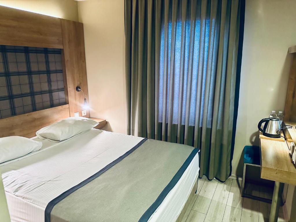 Postel nebo postele na pokoji v ubytování Laodikya Hotel