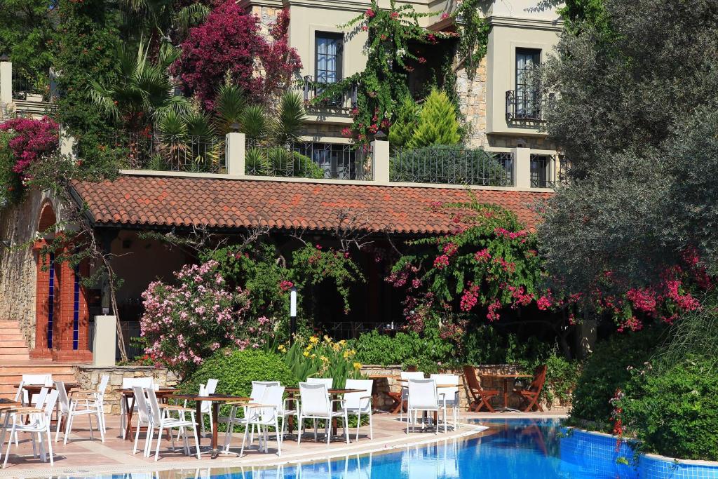 Bazén v ubytování Zeytinada Hotel nebo v jeho okolí