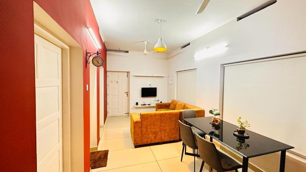 een woonkamer met een bank en een tafel in een kamer bij Lux Home Trivandrum in Trivandrum