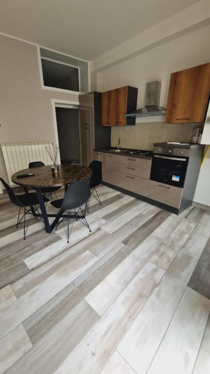 cocina con mesa y sillas en una habitación en BB Corso Roma en San Giovanni Rotondo