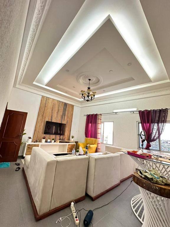 sala de estar con sofás y techo en Timba Murilog, en Cotonou