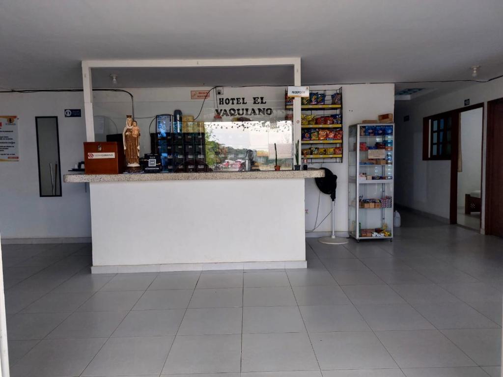 una tienda con un mostrador blanco en una habitación en HOTEL EL VAQUIANO, en Tauramena