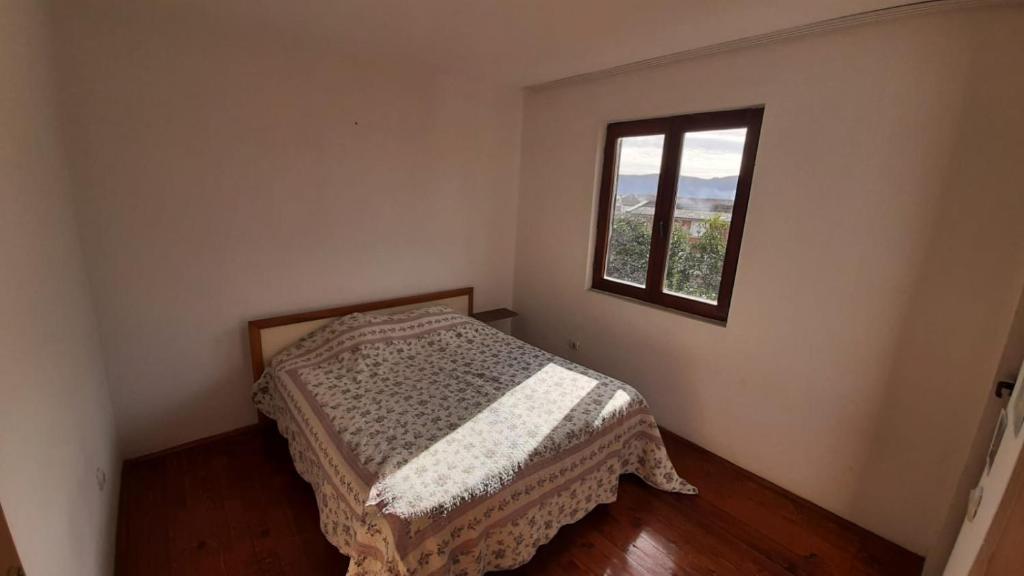 Boho Apart في بار: غرفة نوم مع سرير في غرفة مع نافذة