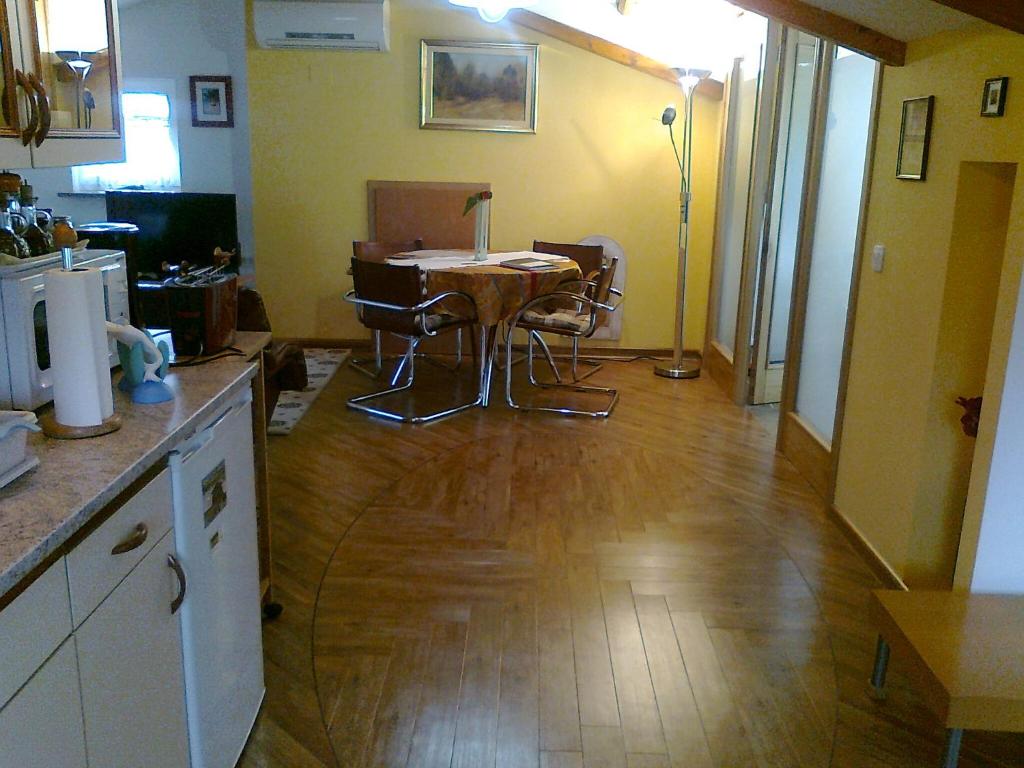 Kuchyň nebo kuchyňský kout v ubytování Apartma "Pod Matajurjem" mountains view