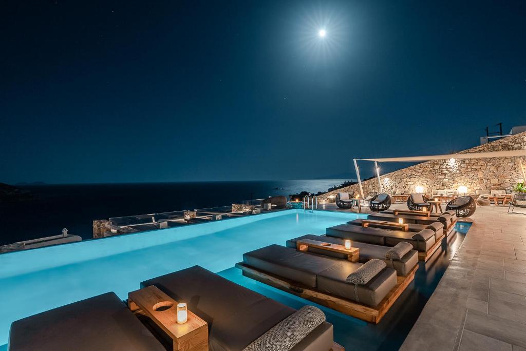 Bazén v ubytování Mykonos Bliss - Cozy Suites, Adults Only Hotel nebo v jeho okolí