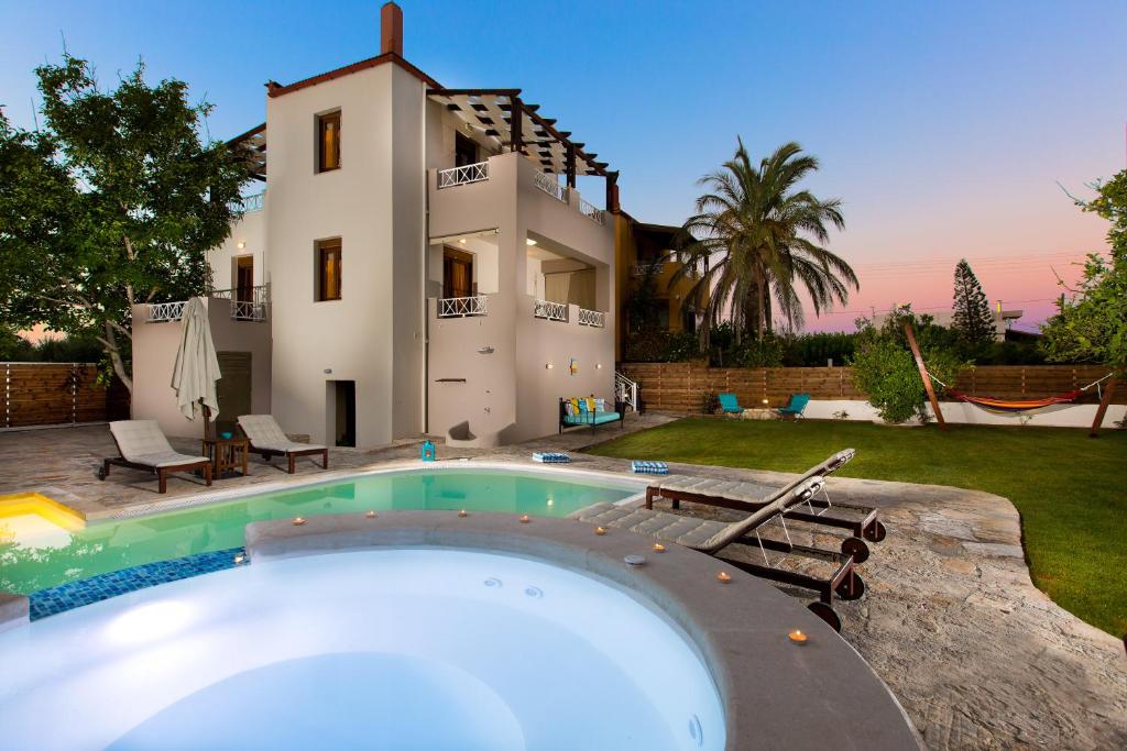 willa z basenem przed domem w obiekcie Aestas Residence, the ultimate summer retreat, By ThinkVilla w mieście Prínos