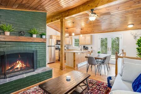 una sala de estar con chimenea en una casa en Harpers Ferry Cabin w Hot Tub, Huge Deck, Firepit, & WiFi! en Harpers Ferry