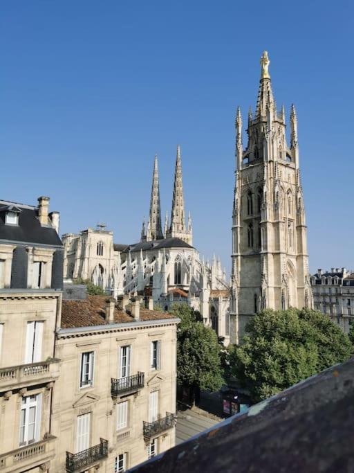 - une vue sur une ville avec deux tours et des bâtiments dans l'établissement Lumineux appartement sous les toits à Pey Berland, à Bordeaux