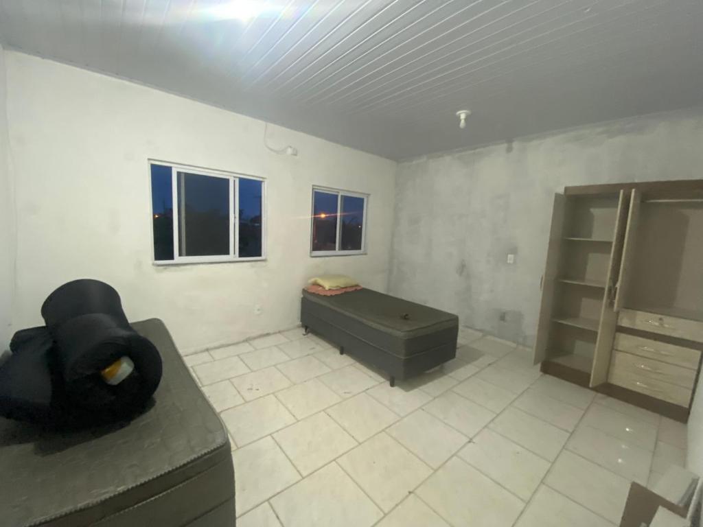 um quarto com uma cama e uma cómoda em Residência Ever’s em Jaguaruna