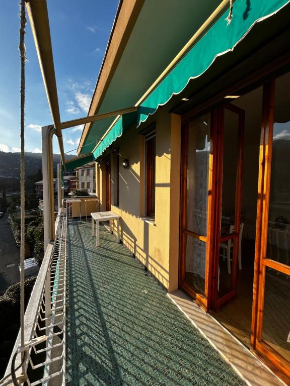 un balcone di una casa con una panchina di Crosa Vacanze by PortofinoVacanze a Santa Margherita Ligure