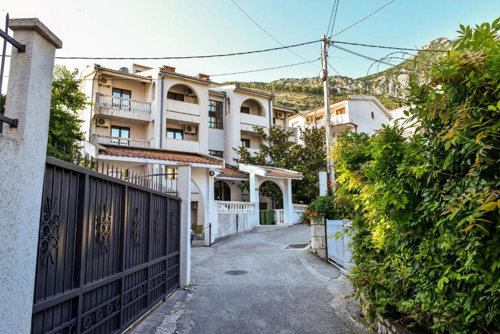 an empty street in front of a building at Magnolia rooms and apartments in Sutomore