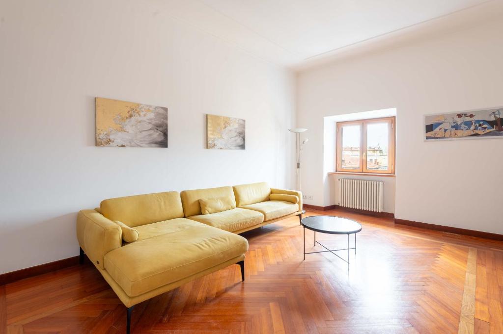 een woonkamer met een bank en een tafel bij AppleMoon2.0 in Rome