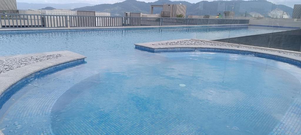 uma grande piscina no topo de um edifício em JM Homestay Youth City Nilai em Nilai