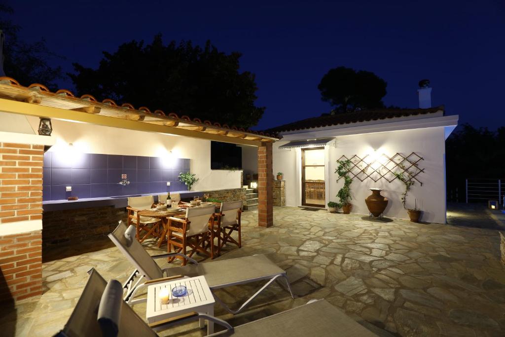 Patio nebo venkovní prostory v ubytování Diakopi Villa
