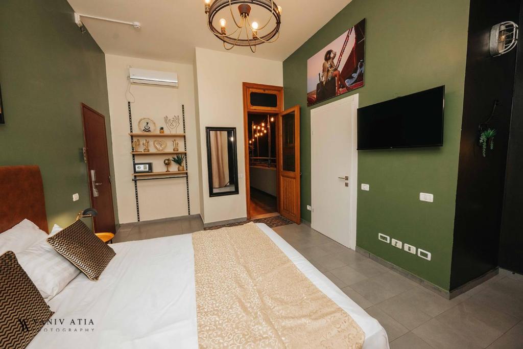 TV a/nebo společenská místnost v ubytování INTA Hotel