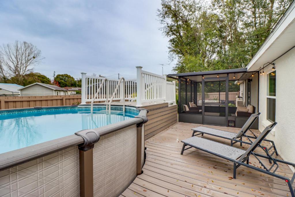 una terraza con piscina y una silla en el balcón en Ocala Getaway Near Silver Springs State Park!, en Ocala