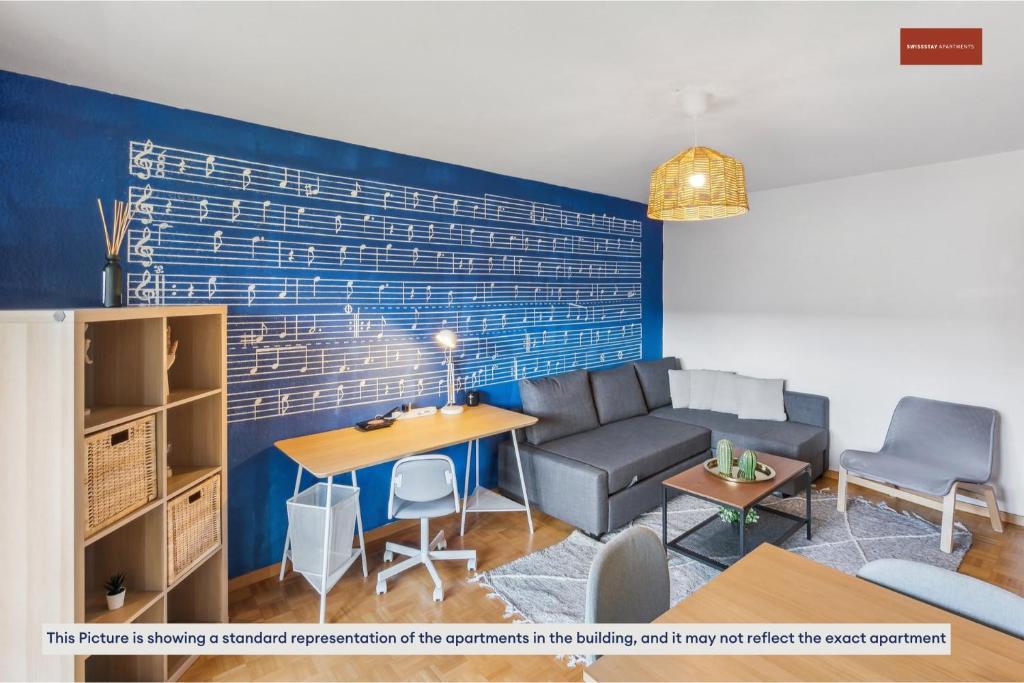 - un salon avec un canapé et une table dans l'établissement Urban Living Redefined: Apartment in Oerlikon, à Zurich