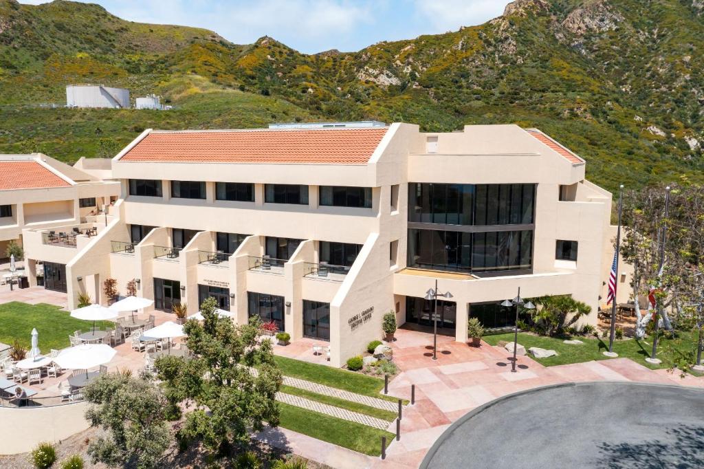 マリブにあるVilla Graziadio Executive Center at Pepperdine Universityのプール付きの建物の空中ビュー