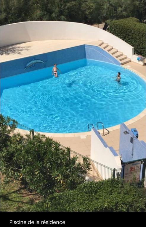 - une grande piscine pour 2 personnes dans l'établissement Appart 4 pers piscine Couchant, à La Grande Motte