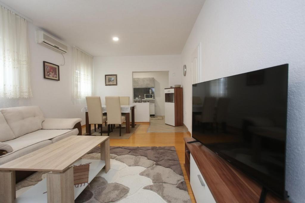 TV a/nebo společenská místnost v ubytování Apartments Daris