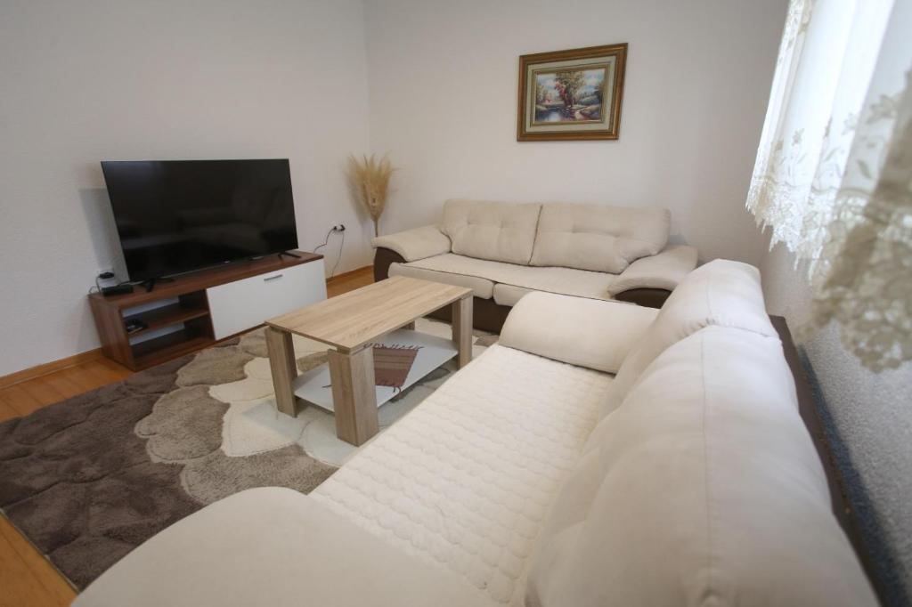 TV a/nebo společenská místnost v ubytování Apartments Daris