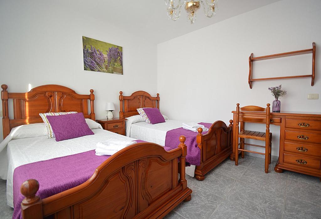 sypialnia z 2 łóżkami i komodą w obiekcie GALIHOST - Villa García w mieście Valga