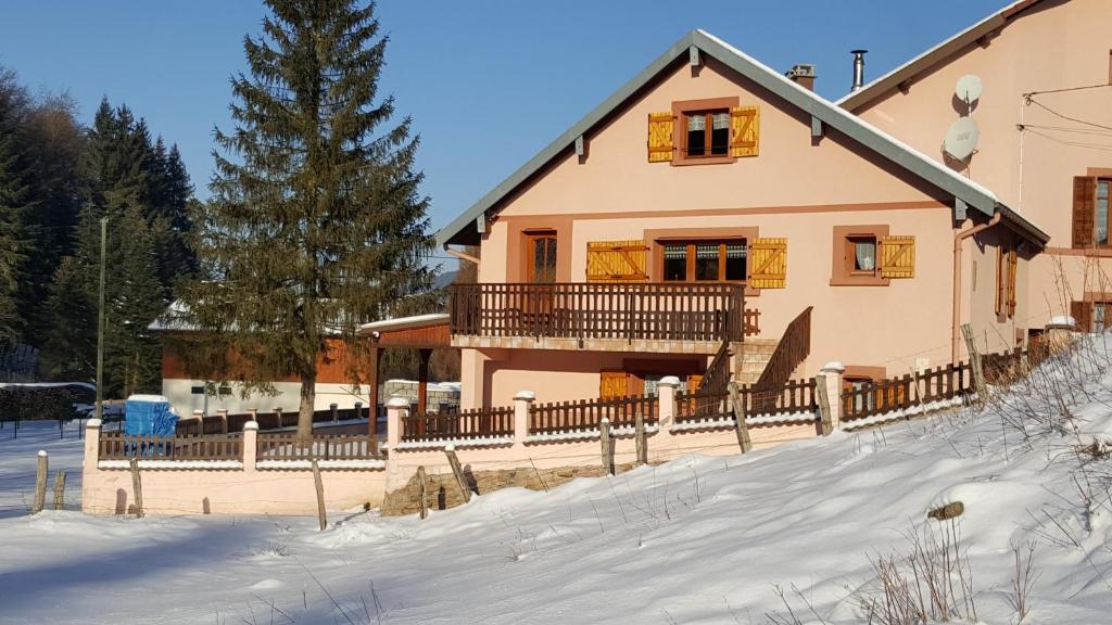 ein Haus mit einem Zaun im Schnee in der Unterkunft gite cocoon neuf proche GERARDMER in Vienville
