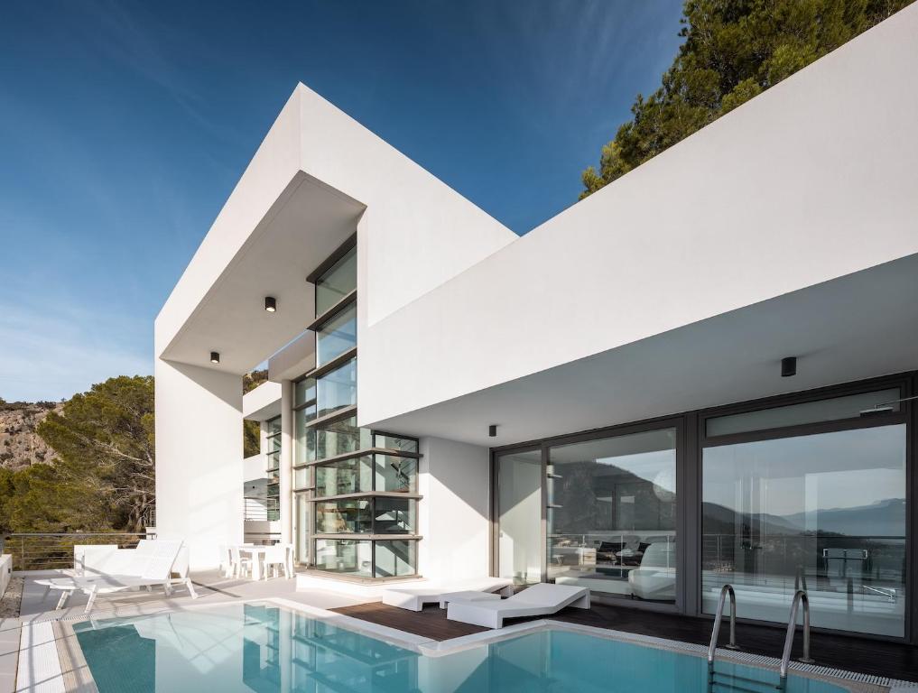 uma vista exterior de uma casa com piscina em Buccara Altea Hills Villas em Altea