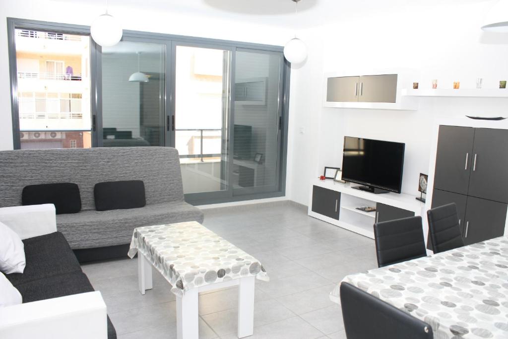 sala de estar con sofá y mesa en Apartamento Capri 4 Inmomart, en Peñíscola