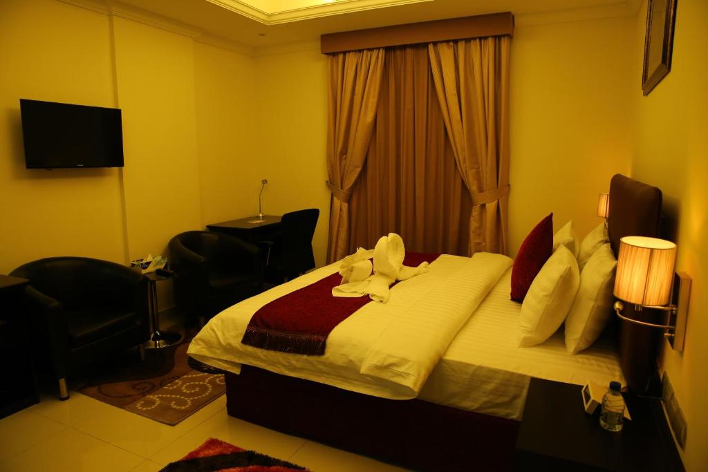 A bed or beds in a room at Mirage Hotel Al Aqah