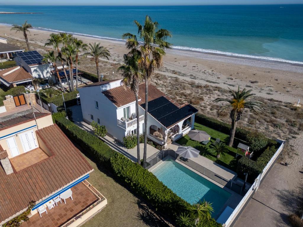 an aerial view of a house and the beach at Exquisita Villa Frente al Mar in Sagunto