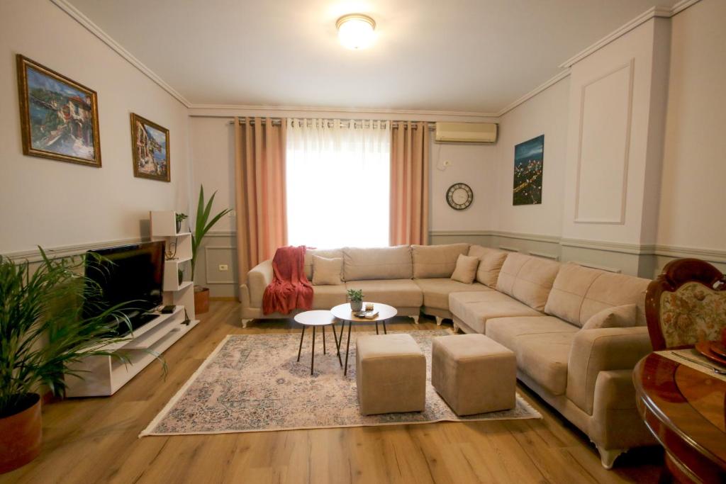 uma sala de estar com um sofá e uma mesa em Johan's Apartment em Tirana