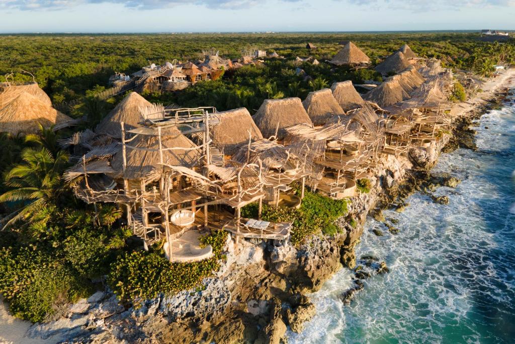 een luchtzicht op het resort en het water bij Azulik in Tulum