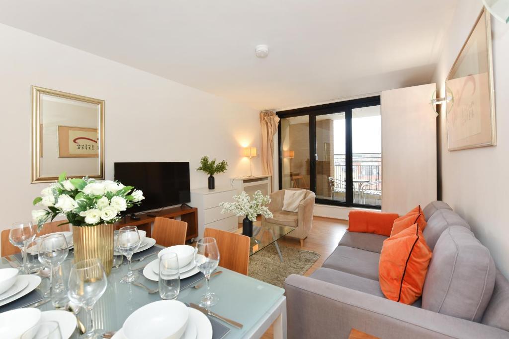 un soggiorno con divano e tavolo di London Choice Apartments - South Kensington - Gloucester Road a Londra