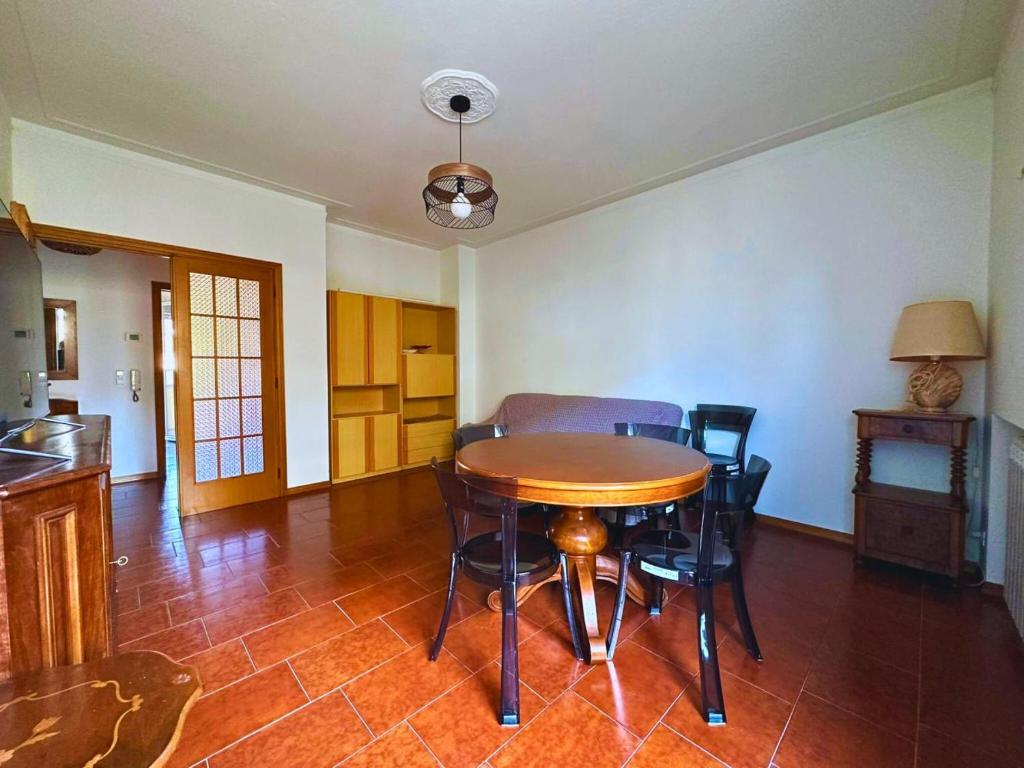 - une salle à manger avec une table et des chaises dans l'établissement La casa di Sauro by Nicola Real Estate, à Viareggio